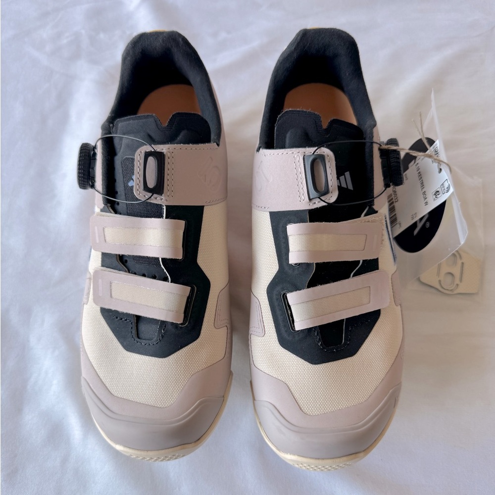 Women’s Athletic Cycling Shoes in Pale Pink and Black